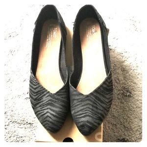 Toms Jutti Flat in black suede zebra size 12